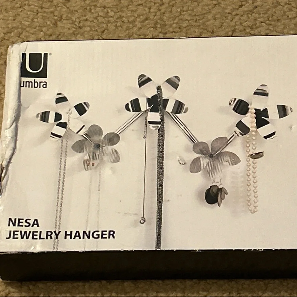 New In Box Umbra Nesa Jewelry Hanger Metal Flowers Wall Hanger Organizer